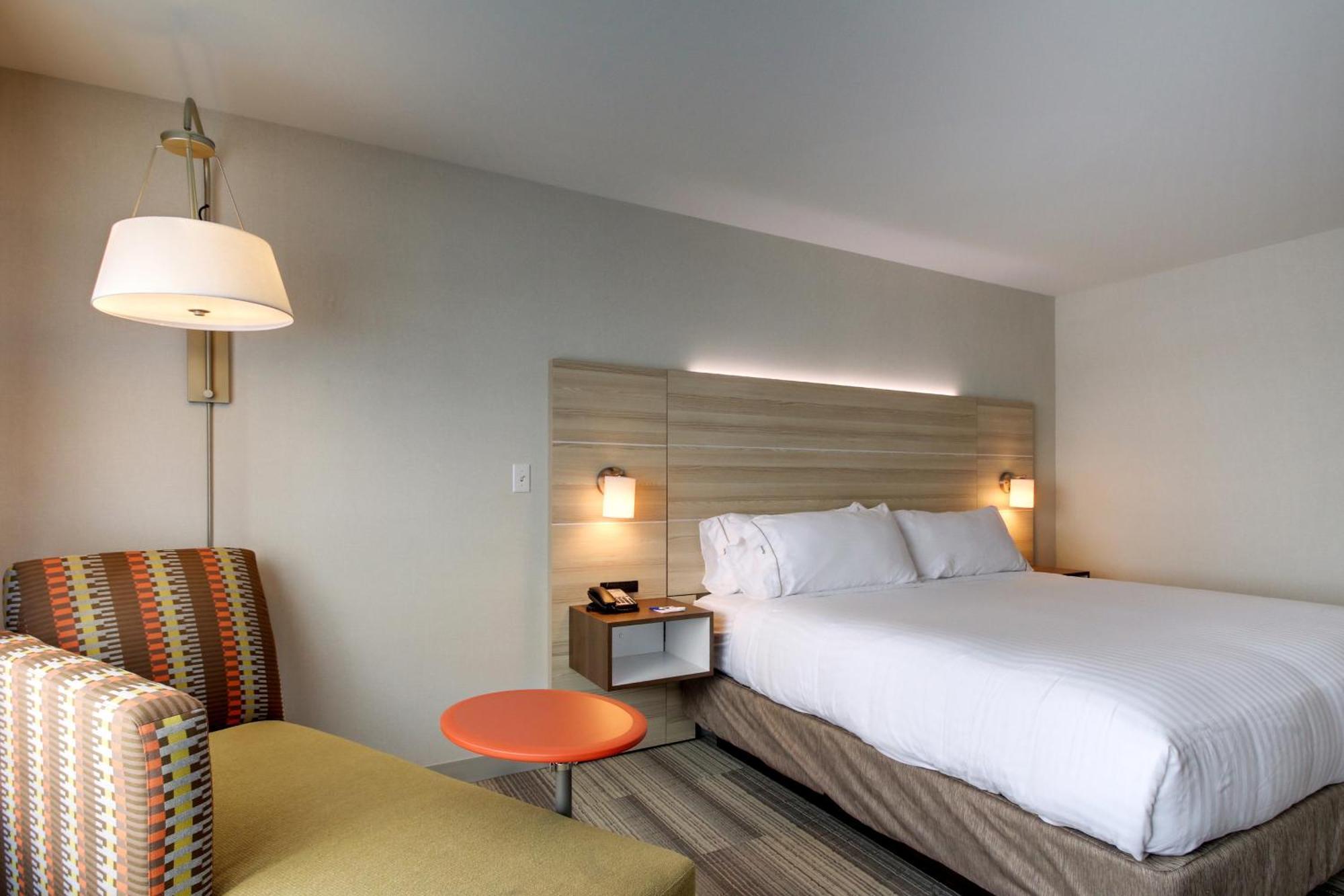 Hotel Holiday Express & By Ihg